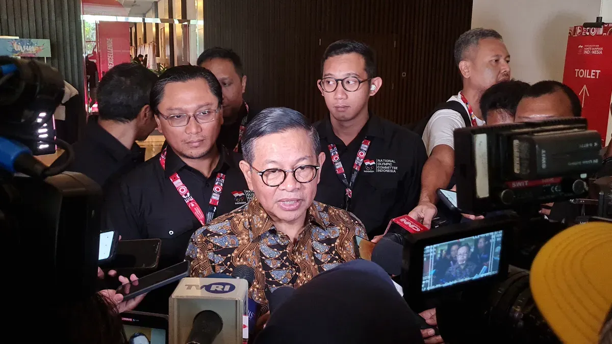 Gubernur Jakarta, Pramono Anung usai menghadiri kegiatan di Jakarta Pusat, Selasa 22 April 2025. (Sumber: Poskota/Pandi Ramedhan)