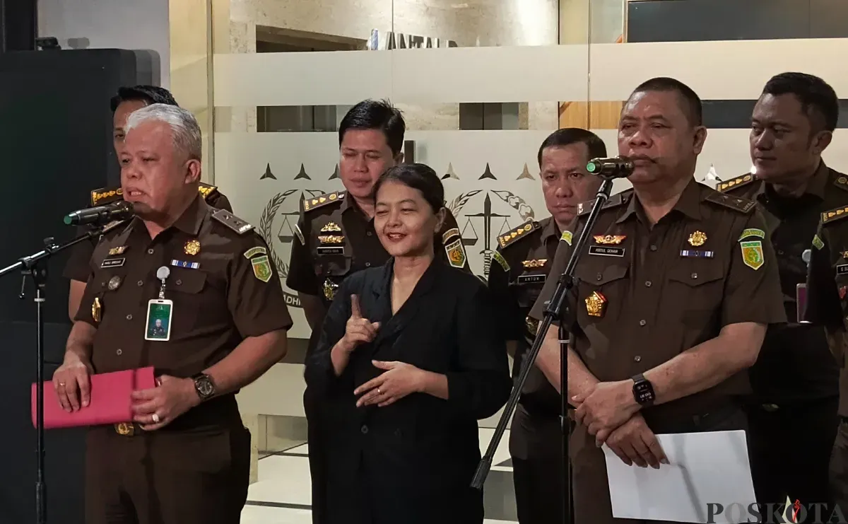 Konferensi pers Kejaksaan Agung (Kejagung) terkait penetapan tiga tersangka baru kasus suap perkara di Pengadilan Negeri (PN) Jakarta Pusat, Selasa, 22 April 2025. (Sumber: Poskota/Ali Mansur)
