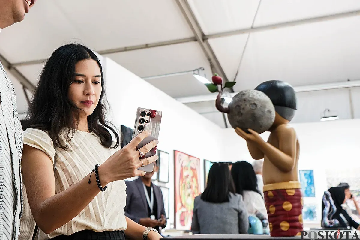 Aktris Dian Sastrowardoyo saat menikmati karya instalasi yang ditampilkan pada pameran Art Jakarta Gardens di Hutan Kota Plataran, Senayan Jakarta, Selasa, 22 April 2025. (Sumber: Poskota/Bilal Nugraha Ginanjar)