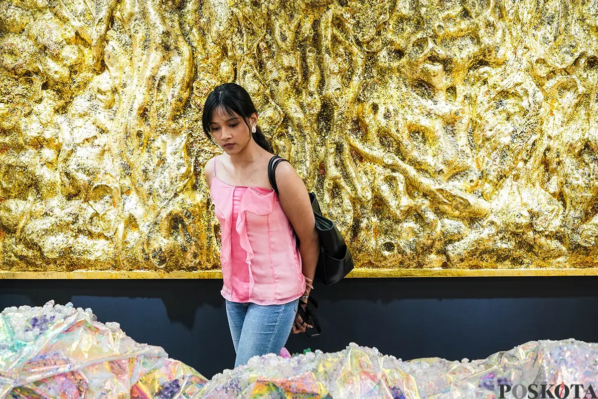 Pengunjung melihat karya instalasi yang ditampilkan pada pameran Art Jakarta Gardens di Hutan Kota Plataran, Senayan Jakarta, Selasa, 22 April 2025. (Sumber: Poskota/Bilal Nugraha Ginanjar)