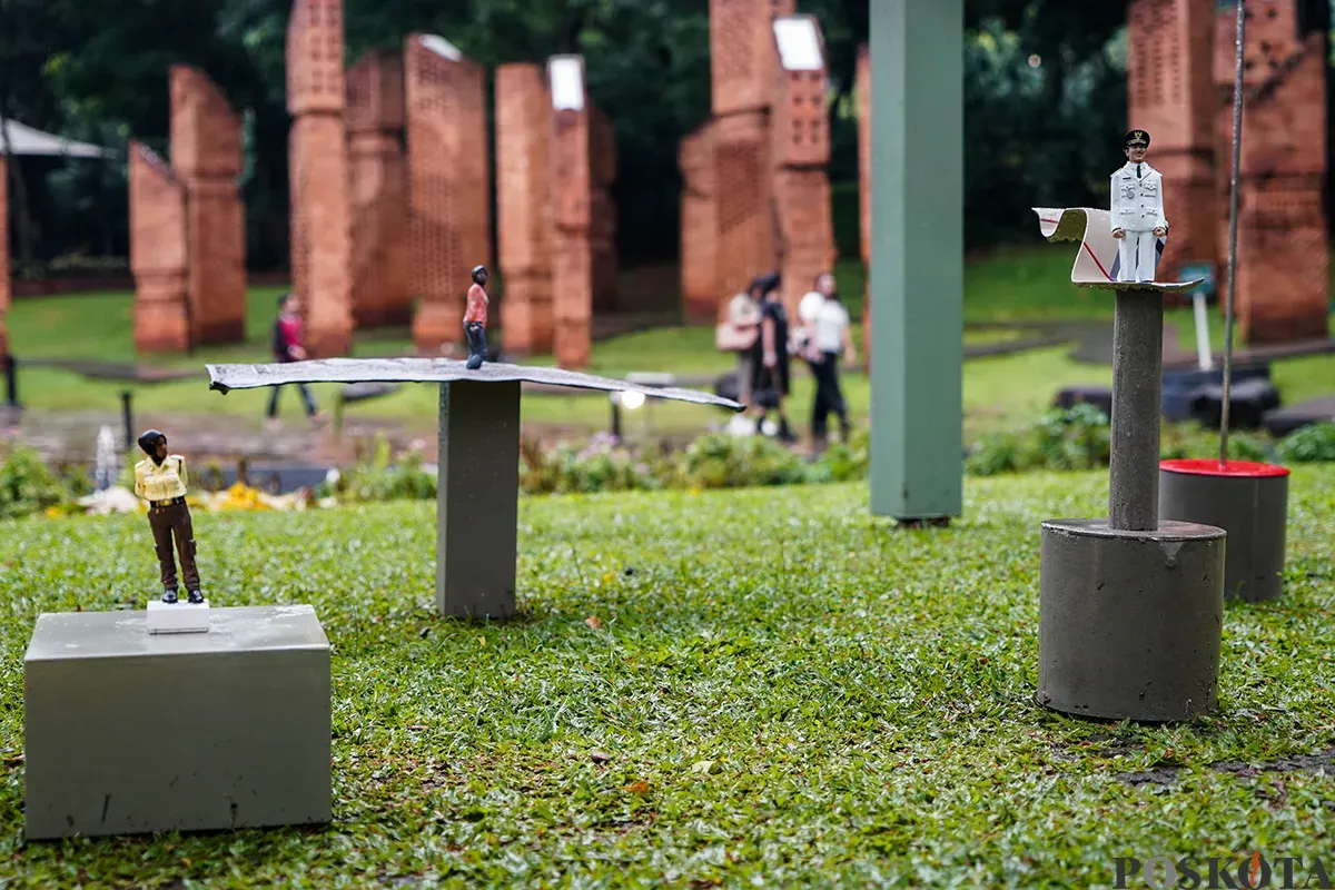 Pengunjung melihat karya instalasi yang ditampilkan pada pameran Art Jakarta Gardens di Hutan Kota Plataran, Senayan Jakarta, Selasa, 22 April 2025. (Sumber: Poskota/Bilal Nugraha Ginanjar)