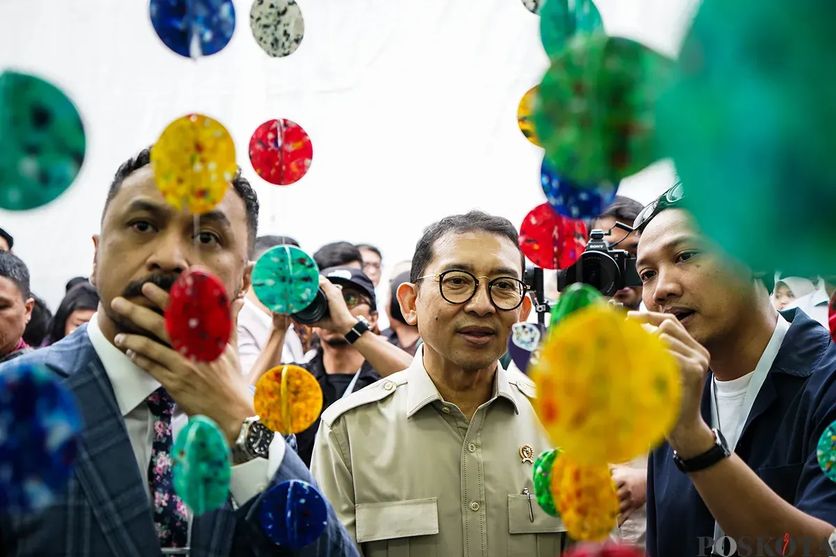 Politikus Padli Zon menikmati karya instalasi yang ditampilkan pada pameran Art Jakarta Gardens di Hutan Kota Plataran, Senayan Jakarta, Selasa, 22 April 2025. (Sumber: Poskota/Bilal Nugraha Ginanjar)