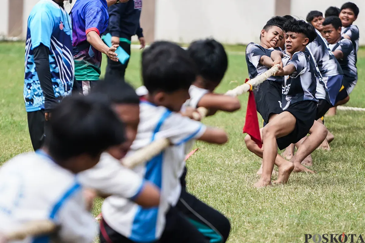 Sejumlah peserta didik unjuk kebolehannya saat mengikuti adu ketangkasan pada Pekan Olahraga Tradisional tingkat Kota Jakarta Utrara di Gelanggang Olahraga (GOR) Sunter, Jakarta Utara, Selasa, 22 April 2025. (Sumber: Poskota/Bilal Nugraha Ginanjar)