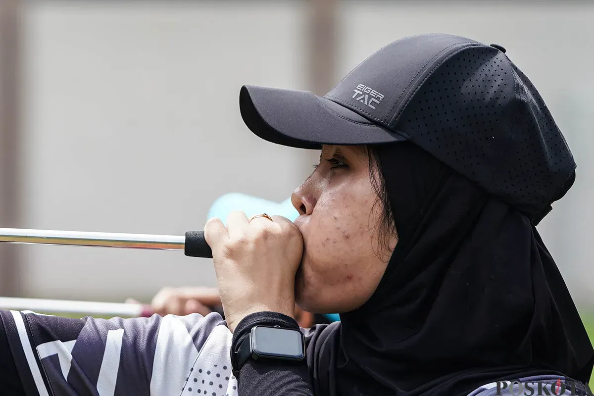 Sejumlah peserta didik unjuk kebolehannya saat mengikuti adu ketangkasan pada Pekan Olahraga Tradisional tingkat Kota Jakarta Utrara di Gelanggang Olahraga (GOR) Sunter, Jakarta Utara, Selasa, 22 April 2025. (Sumber: Poskota/Bilal Nugraha Ginanjar)