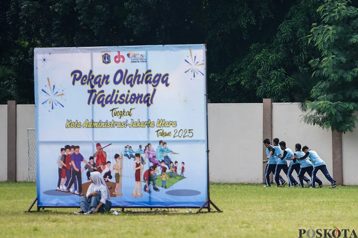 Sejumlah peserta didik unjuk kebolehannya saat mengikuti adu ketangkasan pada Pekan Olahraga Tradisional tingkat Kota Jakarta Utrara di Gelanggang Olahraga (GOR) Sunter, Jakarta Utara, Selasa, 22 April 2025. (Sumber: Poskota/Bilal Nugraha Ginanjar)