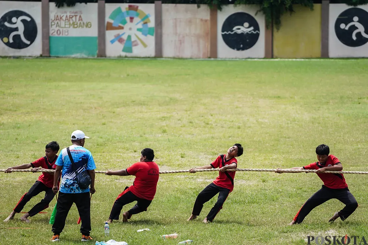 Sejumlah peserta didik unjuk kebolehannya saat mengikuti adu ketangkasan pada Pekan Olahraga Tradisional tingkat Kota Jakarta Utrara di Gelanggang Olahraga (GOR) Sunter, Jakarta Utara, Selasa, 22 April 2025. (Sumber: Poskota/Bilal Nugraha Ginanjar)