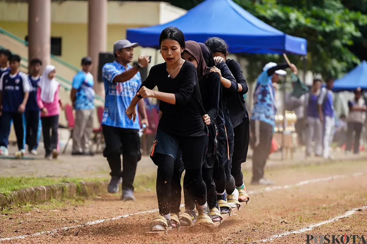 Sejumlah peserta didik unjuk kebolehannya saat mengikuti adu ketangkasan pada Pekan Olahraga Tradisional tingkat Kota Jakarta Utrara di Gelanggang Olahraga (GOR) Sunter, Jakarta Utara, Selasa, 22 April 2025. (Sumber: Poskota/Bilal Nugraha Ginanjar)