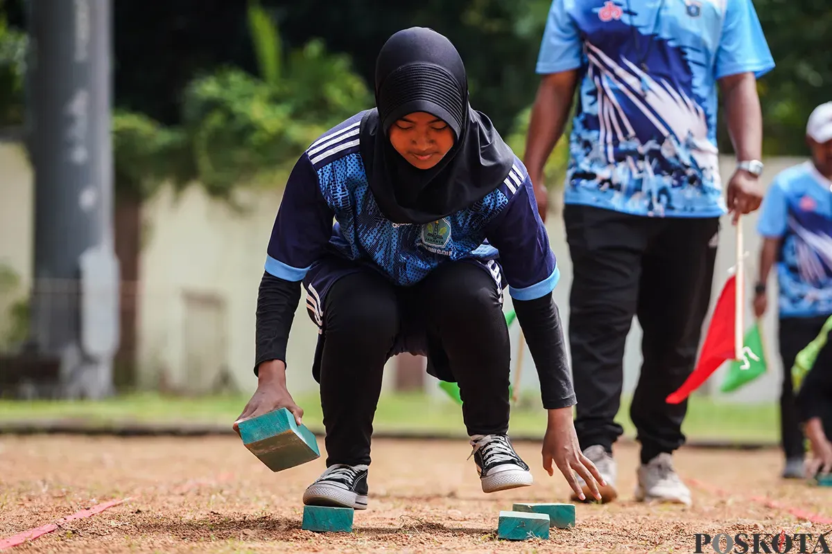 Sejumlah peserta didik unjuk kebolehannya saat mengikuti adu ketangkasan pada Pekan Olahraga Tradisional tingkat Kota Jakarta Utrara di Gelanggang Olahraga (GOR) Sunter, Jakarta Utara, Selasa, 22 April 2025. (Sumber: Poskota/Bilal Nugraha Ginanjar)