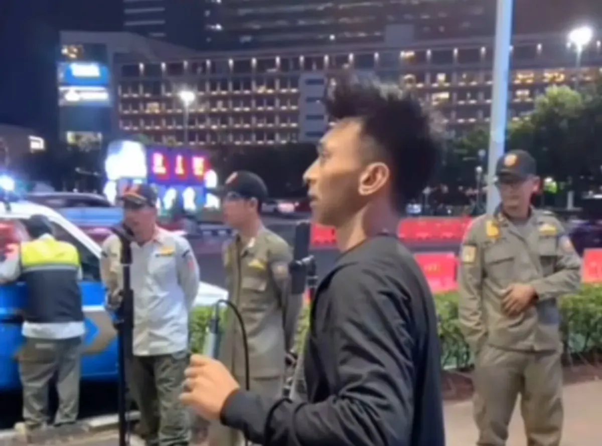 Satpol PP bubarkan aktivitas live streaming penyanyi jalanan atau Tiktokers di Bundaran HI, Jakarta Pusat. (Sumber: Instagram @jabodetabek24info)
