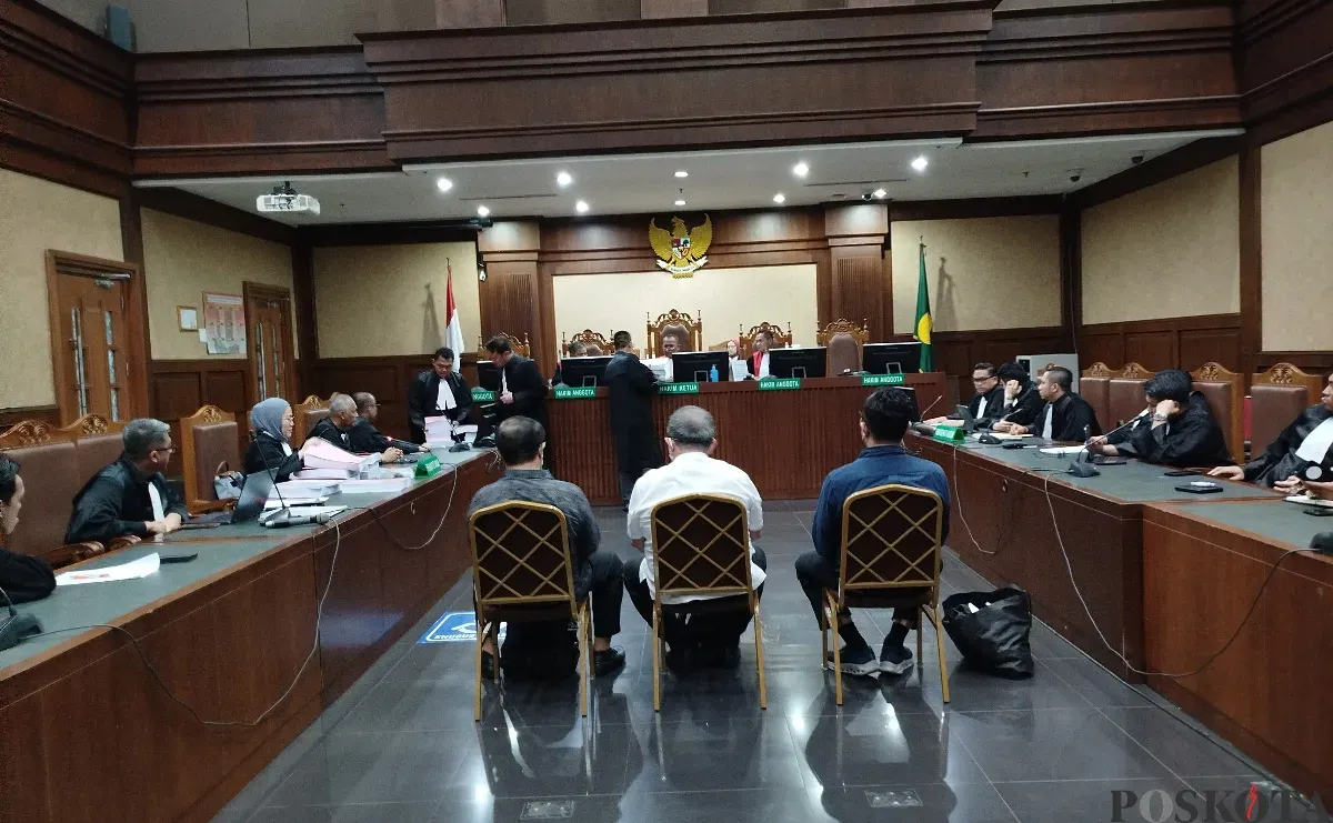 Tiga eks hakim PN Surabaya pemberi vonis bebas Ronald Tannur dituntut hukuman 9 hingga 12 tahun penjara. (Sumber: Poskota/Ramot Sormin)
