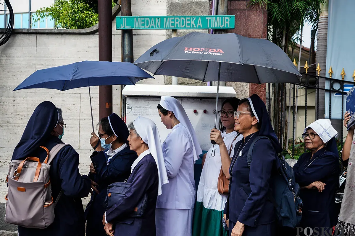 Sejumlah warga mengantre masuk di depan Kedutaan Besar Vatikan di Jakarta, Selasa, 22 April 2025, untuk mengungkapkan belasungkawa atas wafatnya pemimpin tertinggi umat Katolik, Paus Fransiskus. (Sumber: Poskota/Bilal Nugraha Ginanjar)