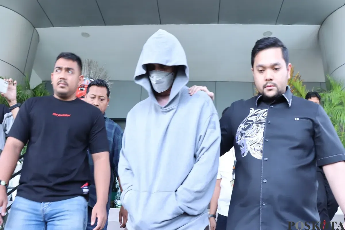 Polres Metro Jakarta Barat menangkap aktor sekaligus musisi bernama Fachri Albar terkait penyalahgunaan narkoba. (Sumber: Poskota/Ali Mansur)