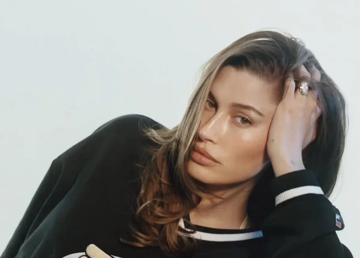Hailey Bieber buka suara soal kondisi kesehatannya usai melahirkan anak pertama. Ia mengungkap sedang berjuang dengan dua kista ovarium! (Sumber: Instagram @Haileybieber)