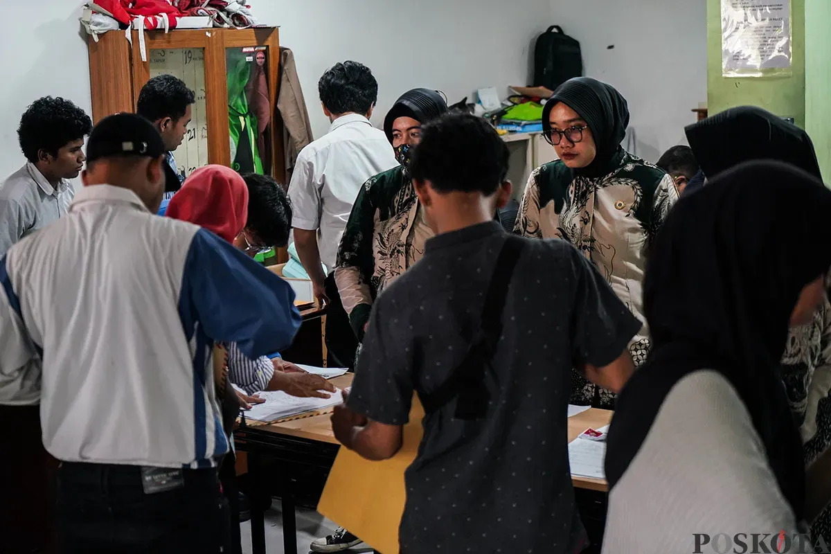 Warga memadati loket penerimaan surat dan barang sambil membawa amplop lamaran pekerjaan saat melamar kerja sebagai petugas di Penyedia Jasa Lainnya Perorangan (PJLP) di Balai Kota, Jakarta, Rabu, 23 April 2025. (Sumber: Poskota/Bilal Nugraha Ginanjar)