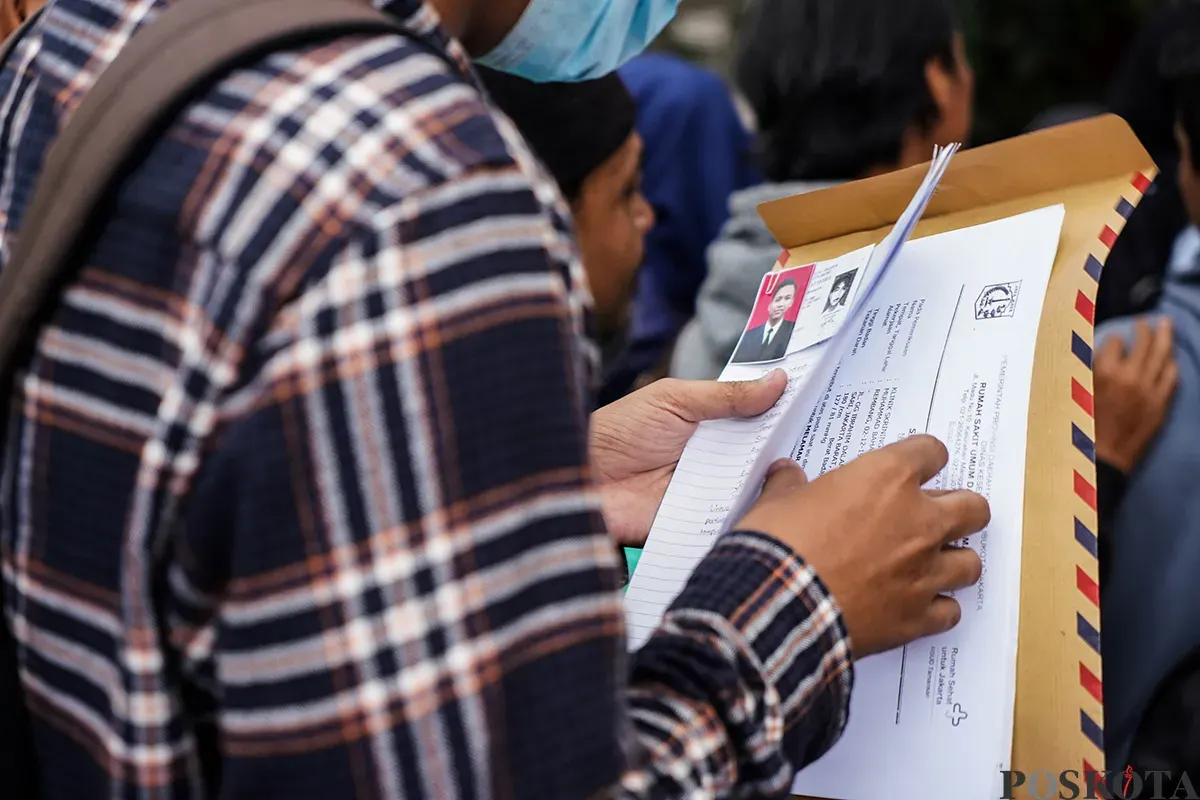 Warga memadati loket penerimaan surat dan barang sambil membawa amplop lamaran pekerjaan saat melamar kerja sebagai petugas di Penyedia Jasa Lainnya Perorangan (PJLP) di Balai Kota, Jakarta, Rabu, 23 April 2025. (Sumber: Poskota/Bilal Nugraha Ginanjar)