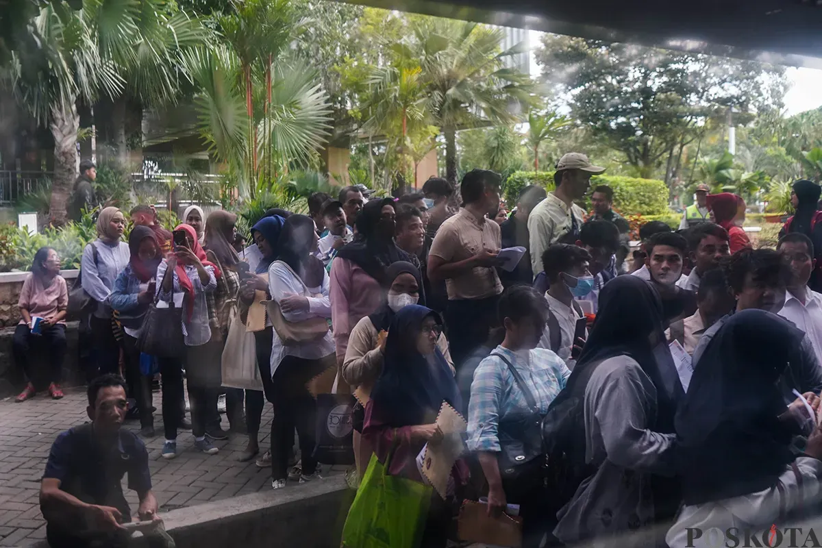 Warga memadati loket penerimaan surat dan barang sambil membawa amplop lamaran pekerjaan saat melamar kerja sebagai petugas di Penyedia Jasa Lainnya Perorangan (PJLP) di Balai Kota, Jakarta, Rabu, 23 April 2025. (Sumber: Poskota/Bilal Nugraha Ginanjar)