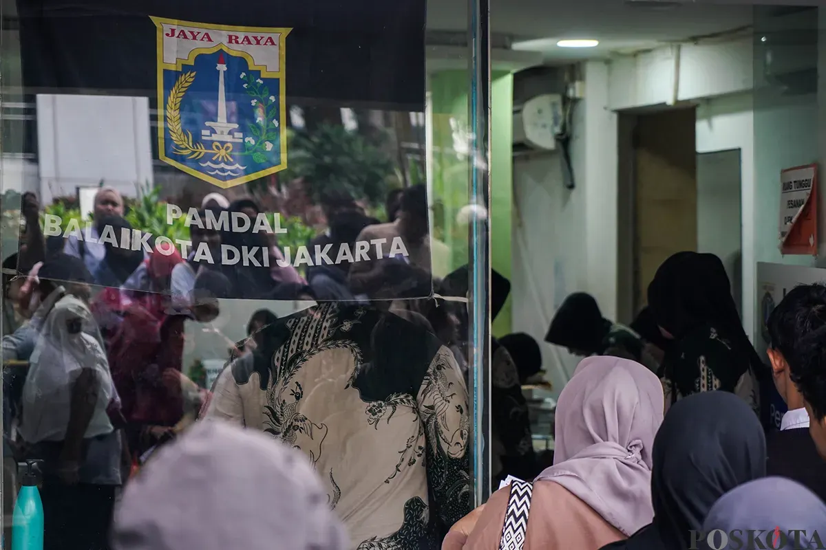 Warga memadati loket penerimaan surat dan barang sambil membawa amplop lamaran pekerjaan saat melamar kerja sebagai petugas di Penyedia Jasa Lainnya Perorangan (PJLP) di Balai Kota, Jakarta, Rabu, 23 April 2025. (Sumber: Poskota/Bilal Nugraha Ginanjar)