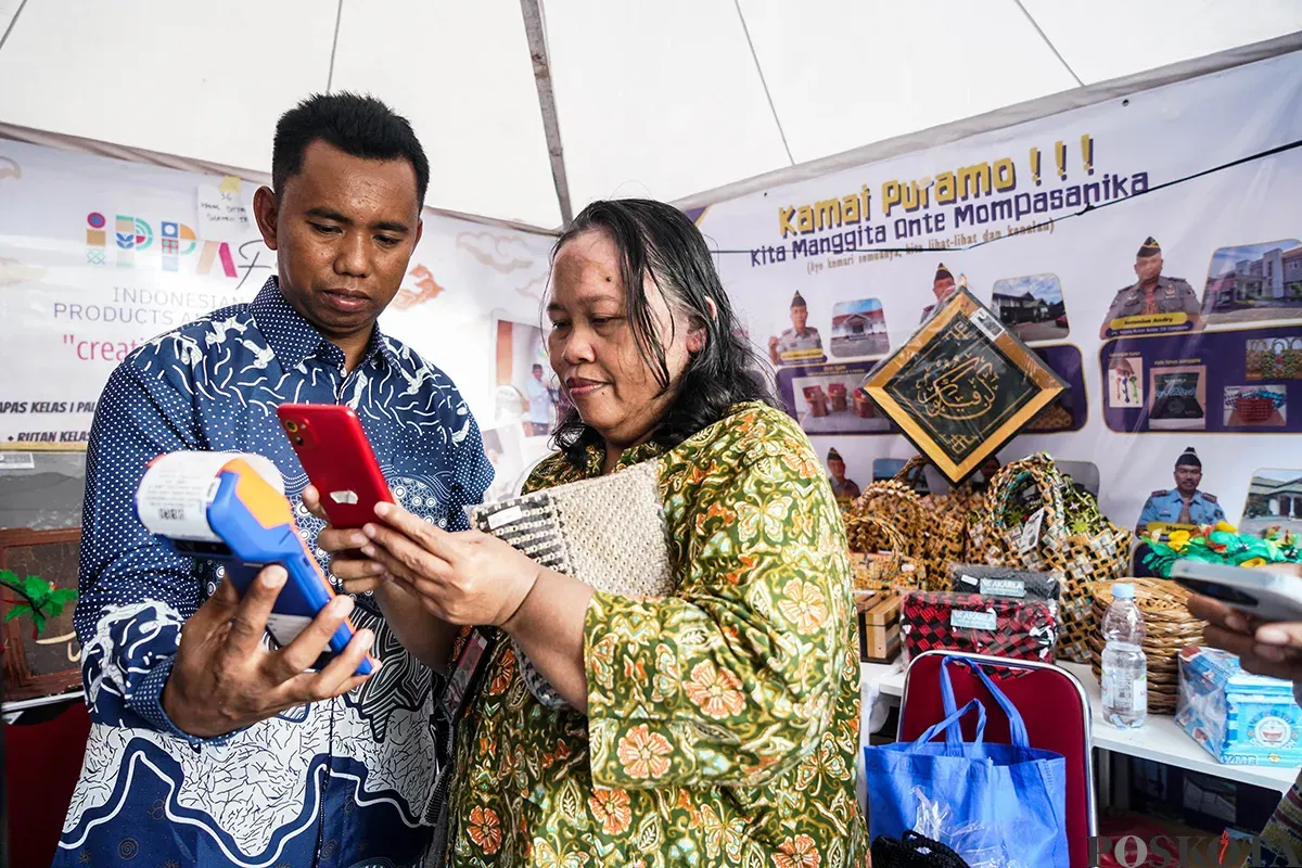 Para pengunjung melihat sejumlah hasil karya warga binaan seluruh Indonesia yang dipamerkan dalam Indonesian Prison Products and Arts Festival (IPPA Fest) di Lapangan Banteng, Jakarta, Rabu, 23 April 2025. (Sumber: Poskota/Bilal Nugraha Ginanjar)