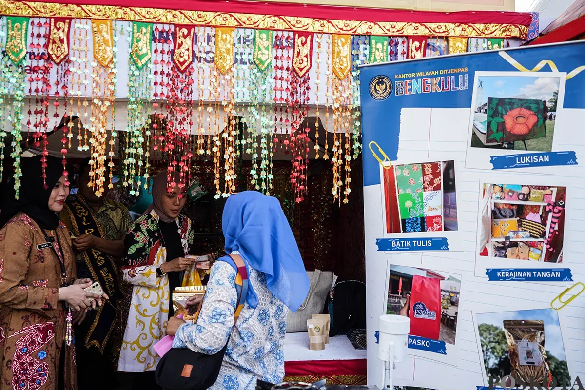 Para pengunjung melihat sejumlah hasil karya warga binaan seluruh Indonesia yang dipamerkan dalam Indonesian Prison Products and Arts Festival (IPPA Fest) di Lapangan Banteng, Jakarta, Rabu, 23 April 2025. (Sumber: Poskota/Bilal Nugraha Ginanjar)