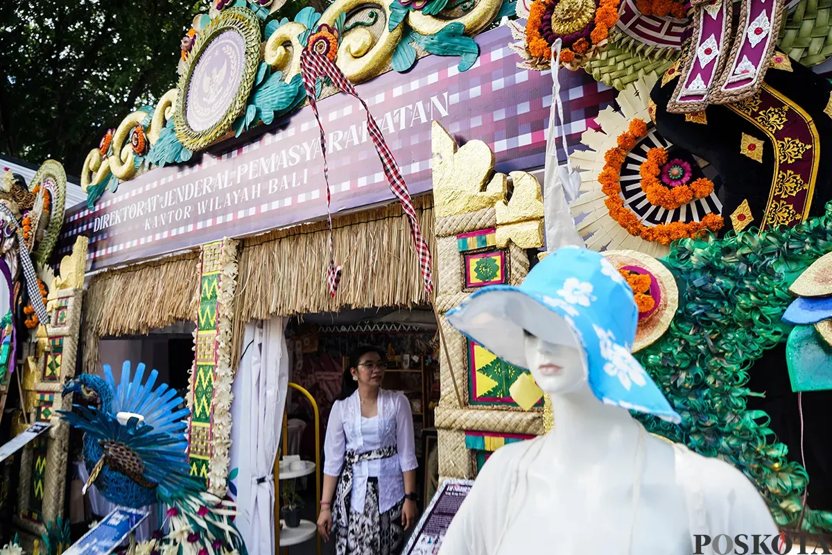 Para pengunjung melihat sejumlah hasil karya warga binaan seluruh Indonesia yang dipamerkan dalam Indonesian Prison Products and Arts Festival (IPPA Fest) di Lapangan Banteng, Jakarta, Rabu, 23 April 2025. (Sumber: Poskota/Bilal Nugraha Ginanjar)