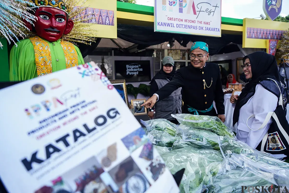 Para pengunjung melihat sejumlah hasil karya warga binaan seluruh Indonesia yang dipamerkan dalam Indonesian Prison Products and Arts Festival (IPPA Fest) di Lapangan Banteng, Jakarta, Rabu, 23 April 2025. (Sumber: Poskota/Bilal Nugraha Ginanjar)