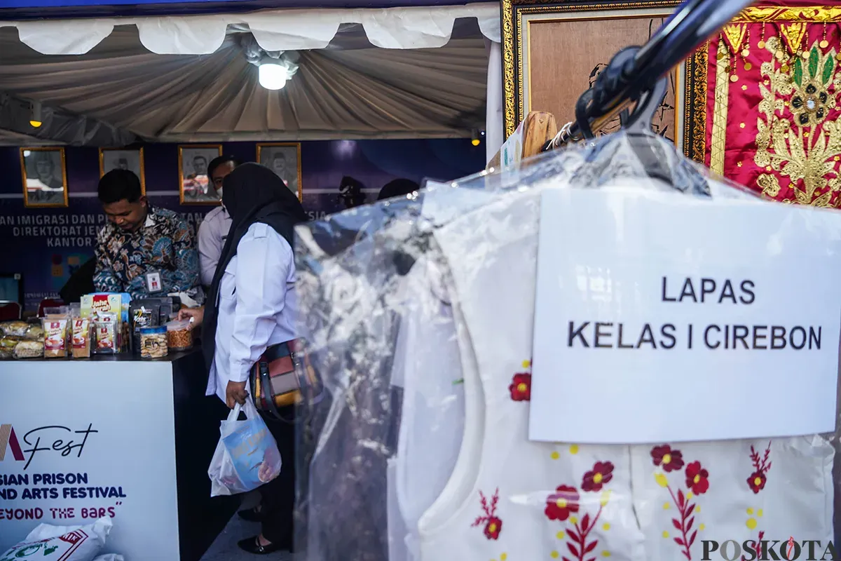 Para pengunjung melihat sejumlah hasil karya warga binaan seluruh Indonesia yang dipamerkan dalam Indonesian Prison Products and Arts Festival (IPPA Fest) di Lapangan Banteng, Jakarta, Rabu, 23 April 2025. (Sumber: Poskota/Bilal Nugraha Ginanjar)