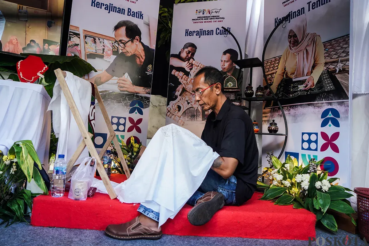Para pengunjung melihat sejumlah hasil karya warga binaan seluruh Indonesia yang dipamerkan dalam Indonesian Prison Products and Arts Festival (IPPA Fest) di Lapangan Banteng, Jakarta, Rabu, 23 April 2025. (Sumber: Poskota/Bilal Nugraha Ginanjar)