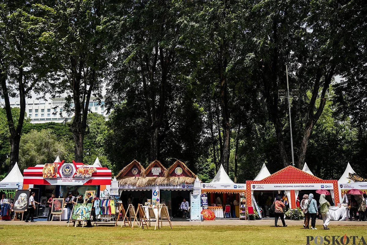 Para pengunjung melihat sejumlah hasil karya warga binaan seluruh Indonesia yang dipamerkan dalam Indonesian Prison Products and Arts Festival (IPPA Fest) di Lapangan Banteng, Jakarta, Rabu, 23 April 2025. (Sumber: Poskota/Bilal Nugraha Ginanjar)