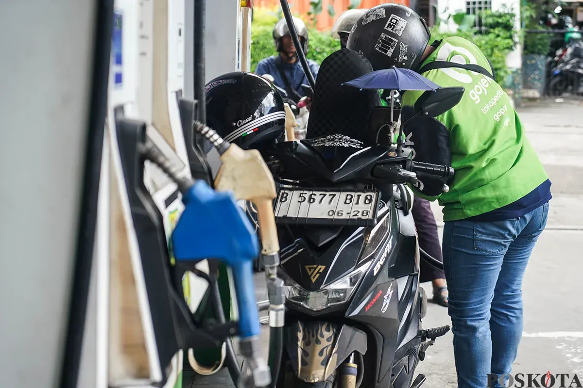 Sejumlah kendaraan bermotor tengah mengisi bahan bakar. (Sumber: Poskota/Bilal Nugraha Ginanjar)