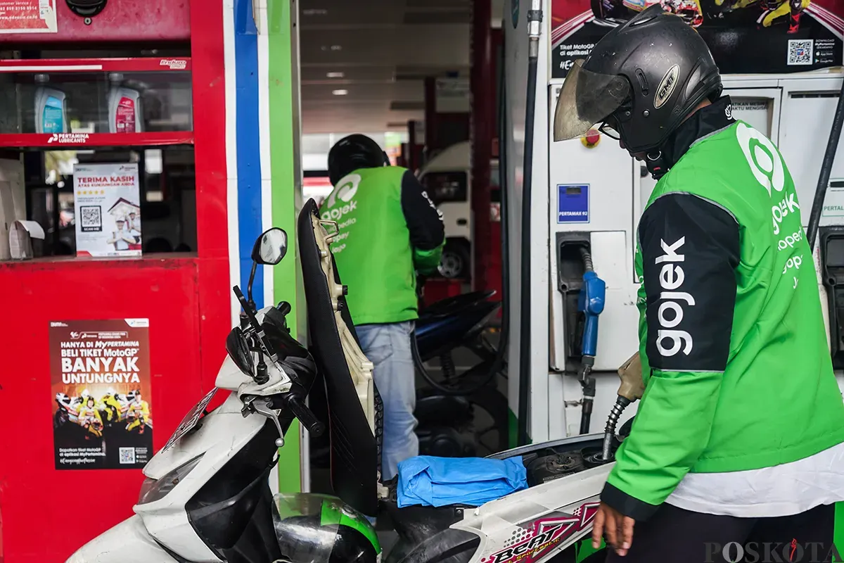 Sejumlah pengendara sepeda motor mengantre saat mengisi bahan bakar minyak (BBM) di Stasiun Pengisian Bahan Bakar Umum (SPBU) di kawasan Kuningan, Jakarta, beberapa hari lalu. (Sumber: Poskota/Bilal Nugraha Ginanjar)