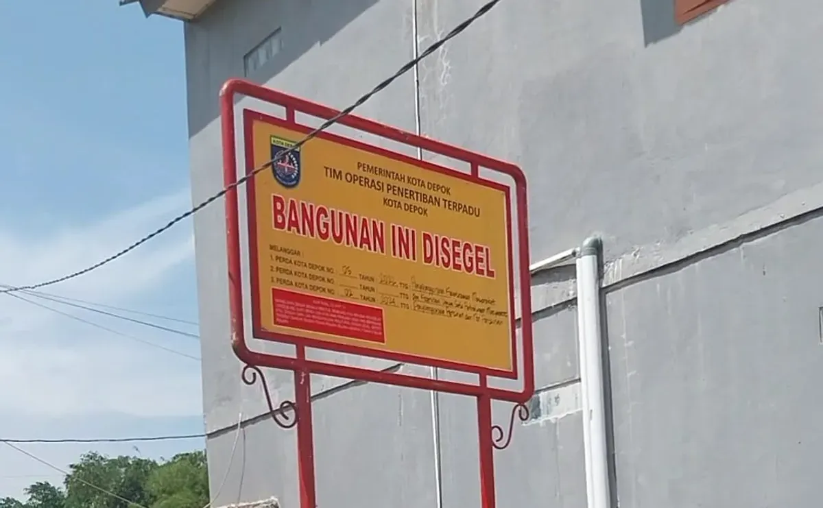 Petugas Satpol PP Kota Depok memasang papan segel di atas lahan Perumahan Al Fatih, Sawangan Kota Depok, Selasa 22 April 2025. (Sumber: Dok. warga)