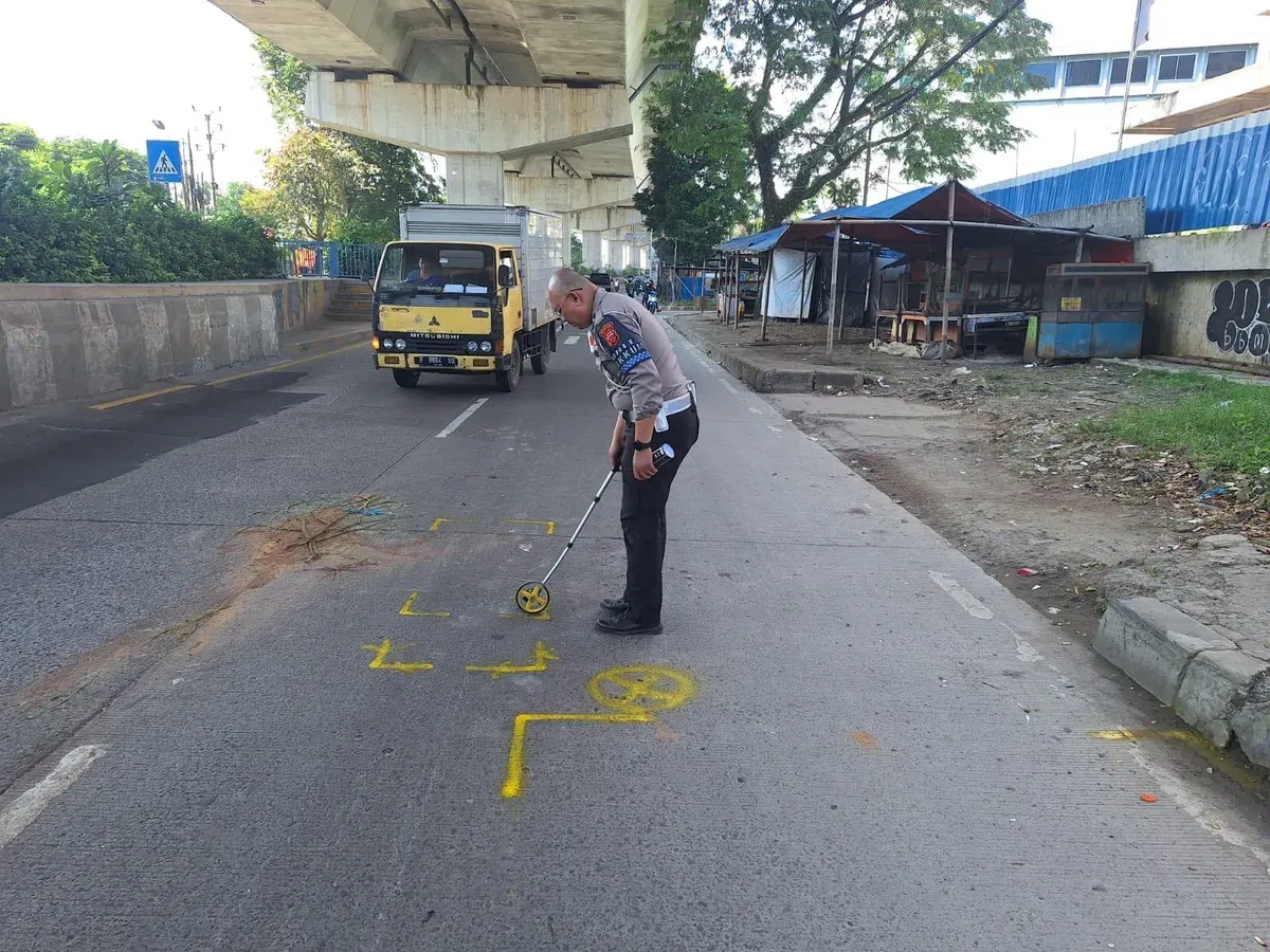 Polisi melakukan olah TKP kecelakaan yang melibatkan motor Honda Spacy dan Truk Hino Flatdeck, di Jalan Sholeh Iskandar, Kelurahan Cibadak, Kecamatan Tanah Sareal, Kota Bogor, Kamis, 24 April 2025. (Sumber: Dok. Satlantas Polres Bogor)
