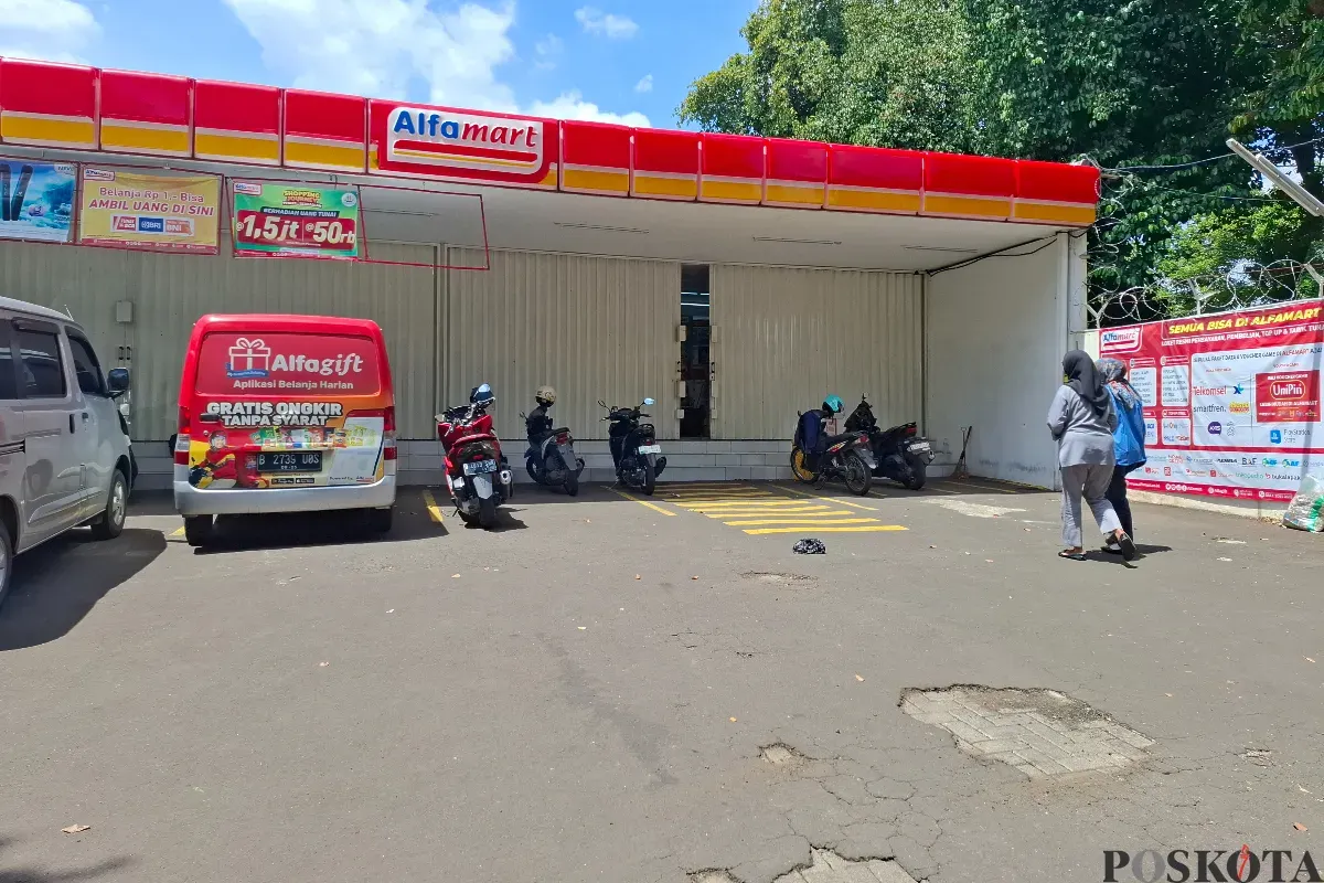 Alfamart di Jalan Moch Kahfi 1, Kelurahan Ciganjur, Jagakarsa, Jakarta selatan masih tutup setelah dibobol maling pada Kamis dini hari, 24 April 2025. (Sumber: Poskota/Angga Pahlevi)
