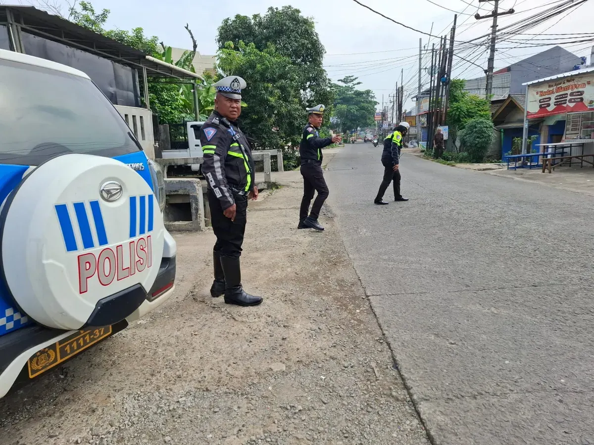 Satlantas Polres Metro Depok melakukan penyisiran ranjau paku di Jalan Raya Tapos. (Sumber: Dok. Satlantas Polres Metro Depok)