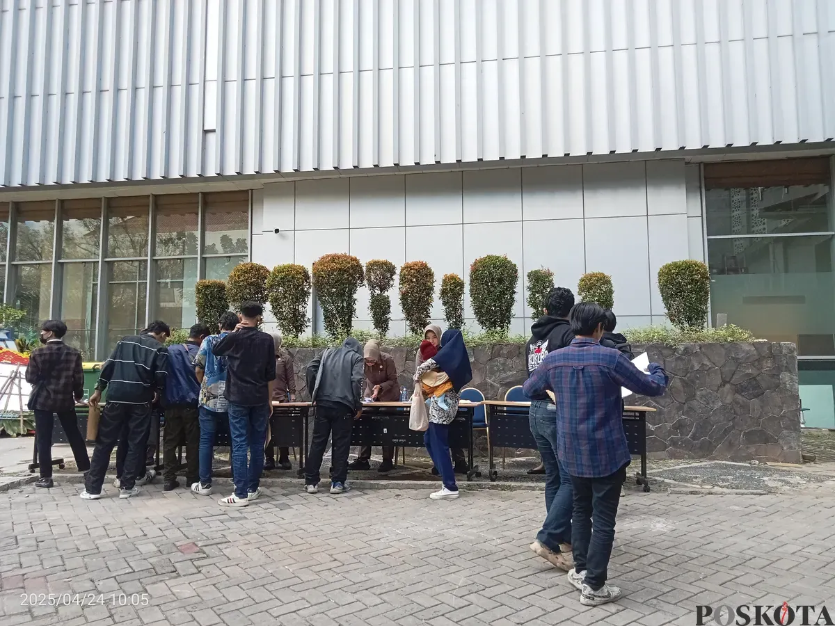 Pelamar membawa anak dan ikut istrinya serta ke Balai Kota Jakarta, Kamis, 24 April 2025. (Sumber: Poskota/Nurpini Aulia)