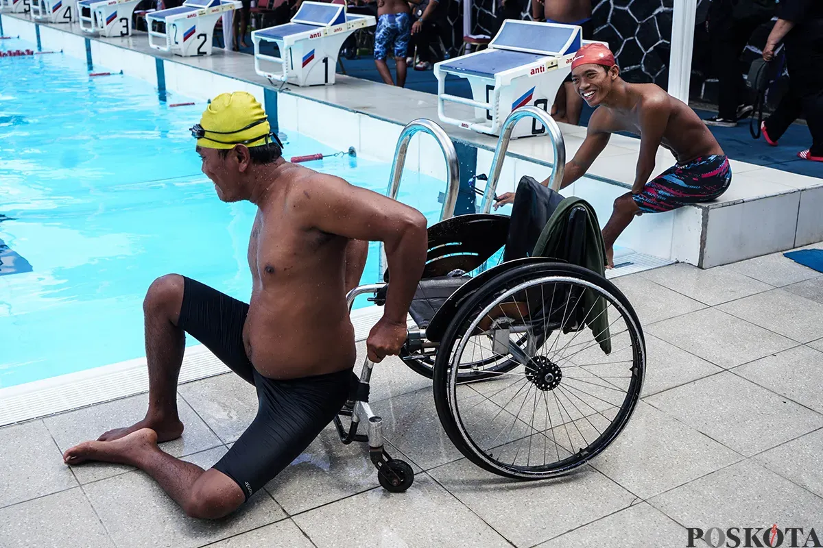 Sejumlah atlet renang penyadang disabilitas mengikuti kejuaraan Para Renang Tuna Daksa dan Netra Provinsi DKI Jakarta 2025 di Kolam Renang Bulungan, Jakarta Selatan, Kamis, 24 April 2025. (Sumber: Poskota/Bilal Nugraha Ginanjar)