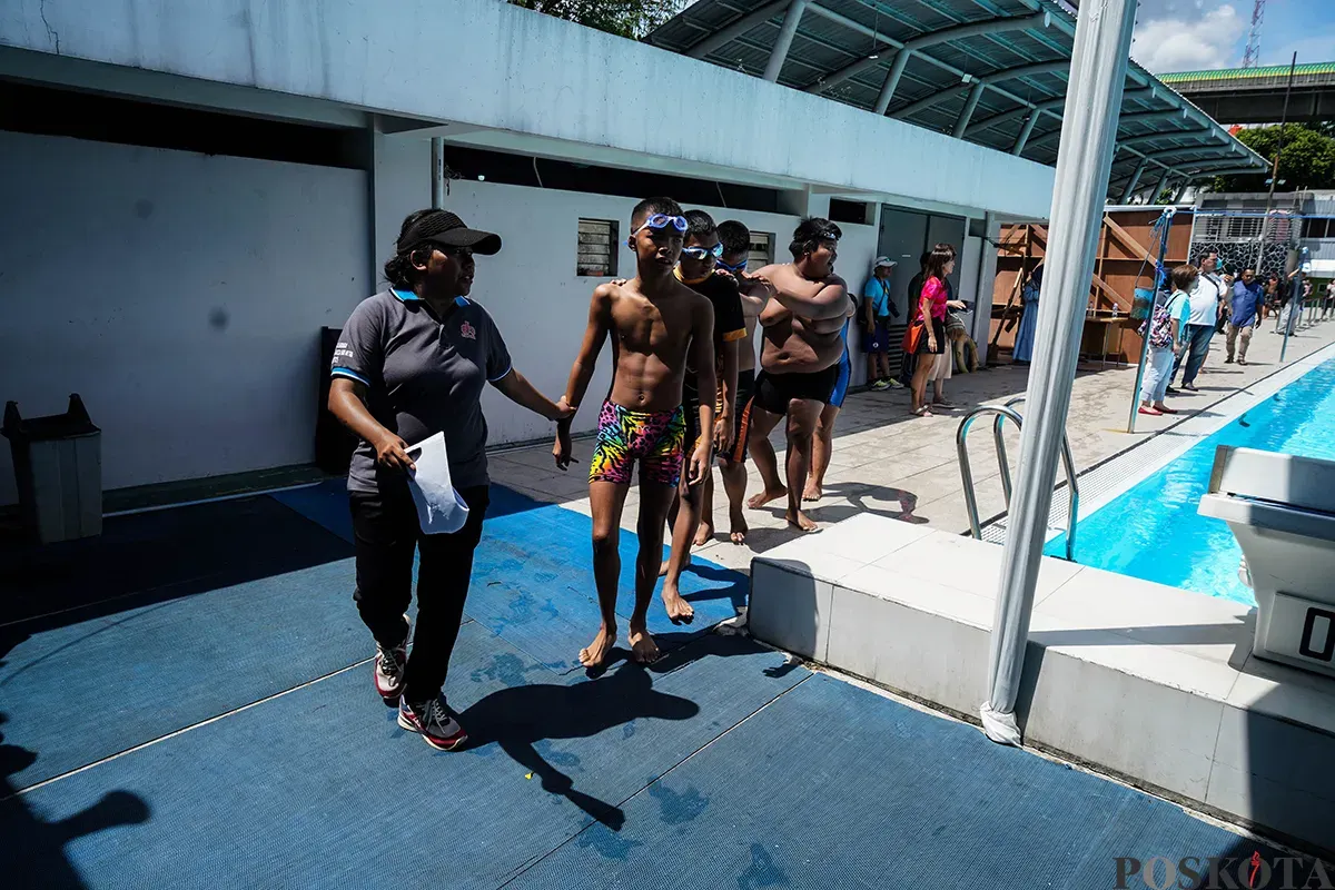 Sejumlah atlet renang penyadang disabilitas mengikuti kejuaraan Para Renang Tuna Daksa dan Netra Provinsi DKI Jakarta 2025 di Kolam Renang Bulungan, Jakarta Selatan, Kamis, 24 April 2025. (Sumber: Poskota/Bilal Nugraha Ginanjar)