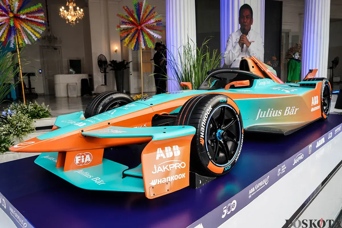 Gubernur Provinsi DKI Jakarta Pramono Anung, Co Founder & Chief Championship Officer of Formula E Alberto Longo, Direktur Utama Jakpro Iwan Takwin, dan Wakil Ketua Umum IMI Ananda Mikola menghadiri launching Jakarta E-Prix 2025 di Balai Kota DKI Jakarta, Gambir, Jakarta, Kamis, 24 April 2025. (Sumber: Poskota/Bilal Nugraha Ginanjar)
