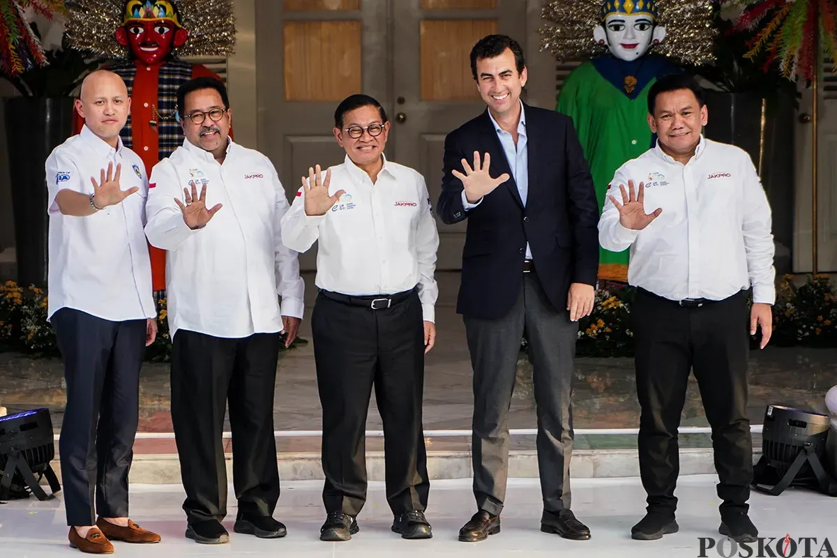 Gubernur Provinsi DKI Jakarta Pramono Anung, Co Founder & Chief Championship Officer of Formula E Alberto Longo, Direktur Utama Jakpro Iwan Takwin, dan Wakil Ketua Umum IMI Ananda Mikola menghadiri launching Jakarta E-Prix 2025 di Balai Kota DKI Jakarta, Gambir, Jakarta, Kamis, 24 April 2025. (Sumber: Poskota/Bilal Nugraha Ginanjar)
