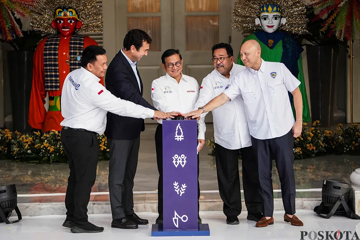 Gubernur Provinsi DKI Jakarta Pramono Anung, Co Founder & Chief Championship Officer of Formula E Alberto Longo, Direktur Utama Jakpro Iwan Takwin, dan Wakil Ketua Umum IMI Ananda Mikola menghadiri launching Jakarta E-Prix 2025 di Balai Kota DKI Jakarta, Gambir, Jakarta, Kamis, 24 April 2025. (Sumber: Poskota/Bilal Nugraha Ginanjar)