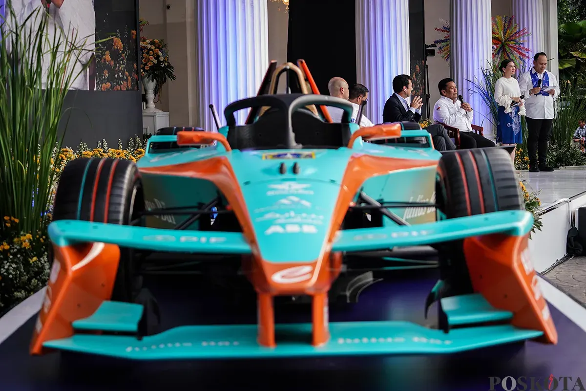 Gubernur Provinsi DKI Jakarta Pramono Anung, Co Founder & Chief Championship Officer of Formula E Alberto Longo, Direktur Utama Jakpro Iwan Takwin, dan Wakil Ketua Umum IMI Ananda Mikola menghadiri launching Jakarta E-Prix 2025 di Balai Kota DKI Jakarta, Gambir, Jakarta, Kamis, 24 April 2025. (Sumber: Poskota/Bilal Nugraha Ginanjar)