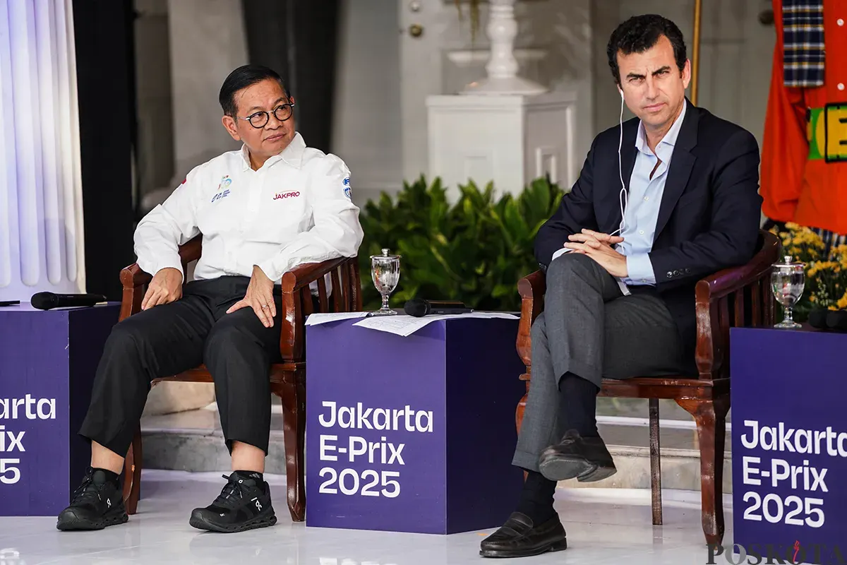 Gubernur Provinsi DKI Jakarta Pramono Anung, Co Founder & Chief Championship Officer of Formula E Alberto Longo (Sumber: Poskota/Bilal Nugraha Ginanjar)