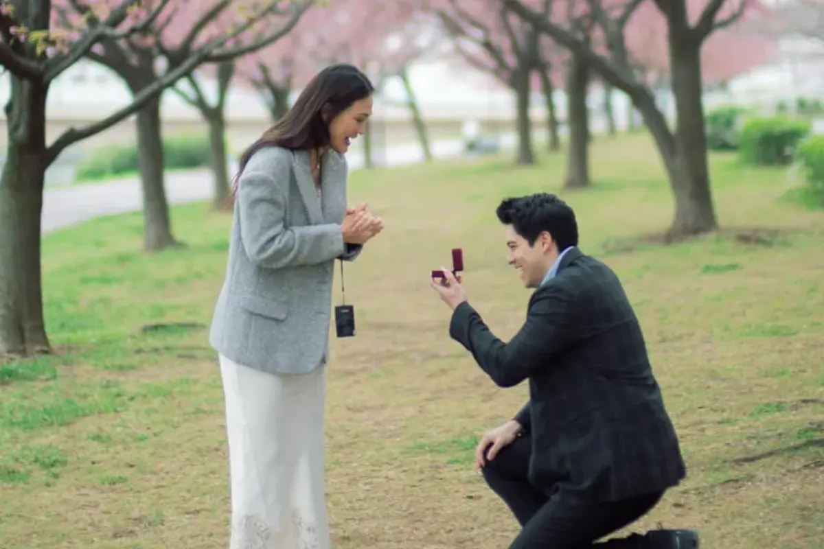 Potret Luna Maya saat dilamar oleh Maxime Bouttier. (Sumber: Instagram/@lunamaya)