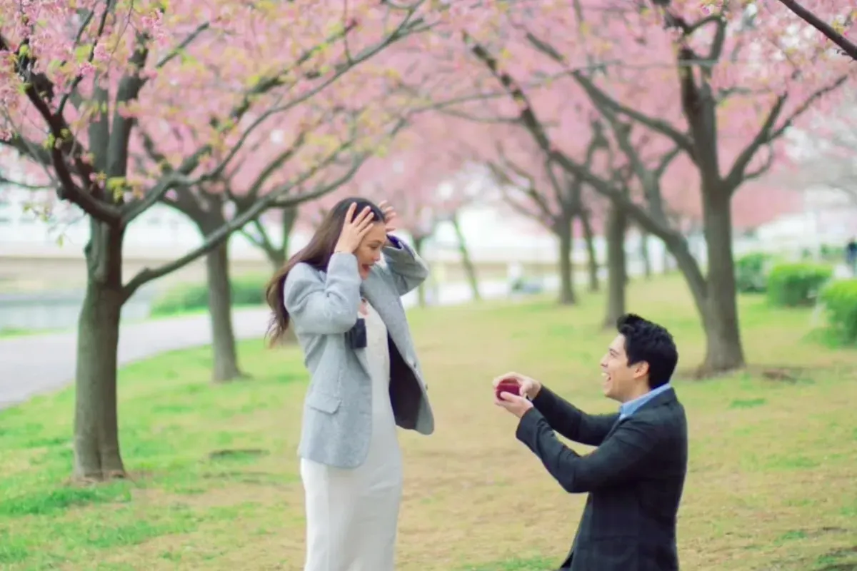 Potret Luna Maya saat dilamar oleh Maxime Bouttier. (Sumber: Instagram/@lunamaya)