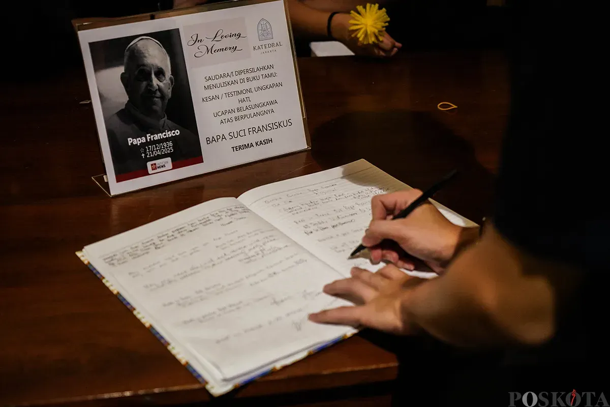 Duta Besar Vatikan untuk Indonesia yakni Monsinyur (Mgr) Piero Pioppo memimpin Misa Requiem untuk Paus Fransiskus di Gereja Katedral, Jakarta, Kamis, 24 April 2025. (Sumber: Poskota/Bilal Nugraha Ginanjar)
