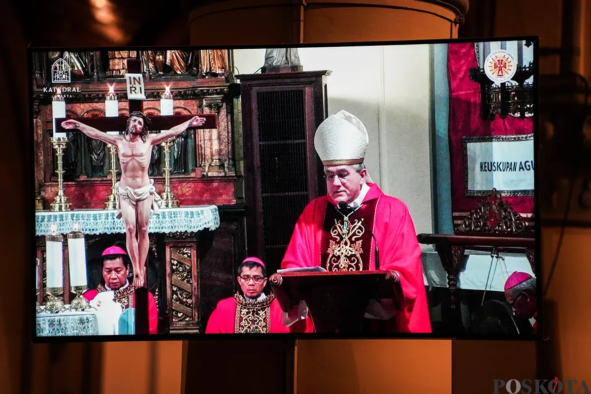 Duta Besar Vatikan untuk Indonesia yakni Monsinyur (Mgr) Piero Pioppo memimpin Misa Requiem untuk Paus Fransiskus di Gereja Katedral, Jakarta, Kamis, 24 April 2025. (Sumber: Poskota/Bilal Nugraha Ginanjar)