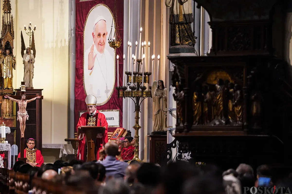 Duta Besar Vatikan untuk Indonesia yakni Monsinyur (Mgr) Piero Pioppo memimpin Misa Requiem untuk Paus Fransiskus di Gereja Katedral, Jakarta, Kamis, 24 April 2025. (Sumber: Poskota/Bilal Nugraha Ginanjar)