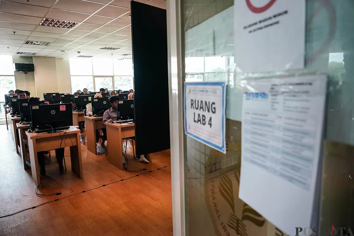 Peserta mengikuti Ujian Tulis Berbasis Komputer-Seleksi Nasional Berdasarkan Tes (UTBK-SNBT) di Universitas Negeri Jakarta, Rawamangun, Jakarta Timur, Kamis, 24 April 2025. (Sumber: Poskota/Bilal Nugraha Ginanjar)