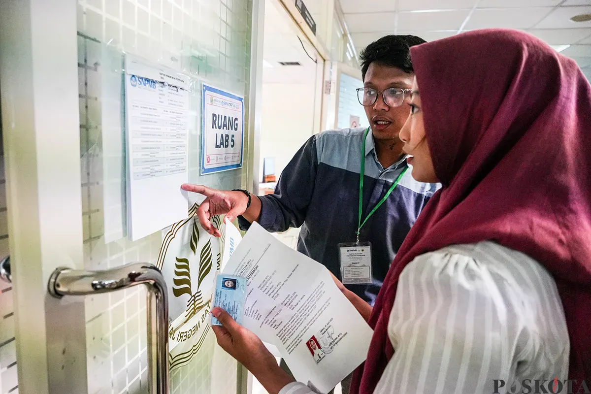 Peserta mengikuti Ujian Tulis Berbasis Komputer-Seleksi Nasional Berdasarkan Tes (UTBK-SNBT) di Universitas Negeri Jakarta, Rawamangun, Jakarta Timur, Kamis, 24 April 2025. (Sumber: Poskota/Bilal Nugraha Ginanjar)
