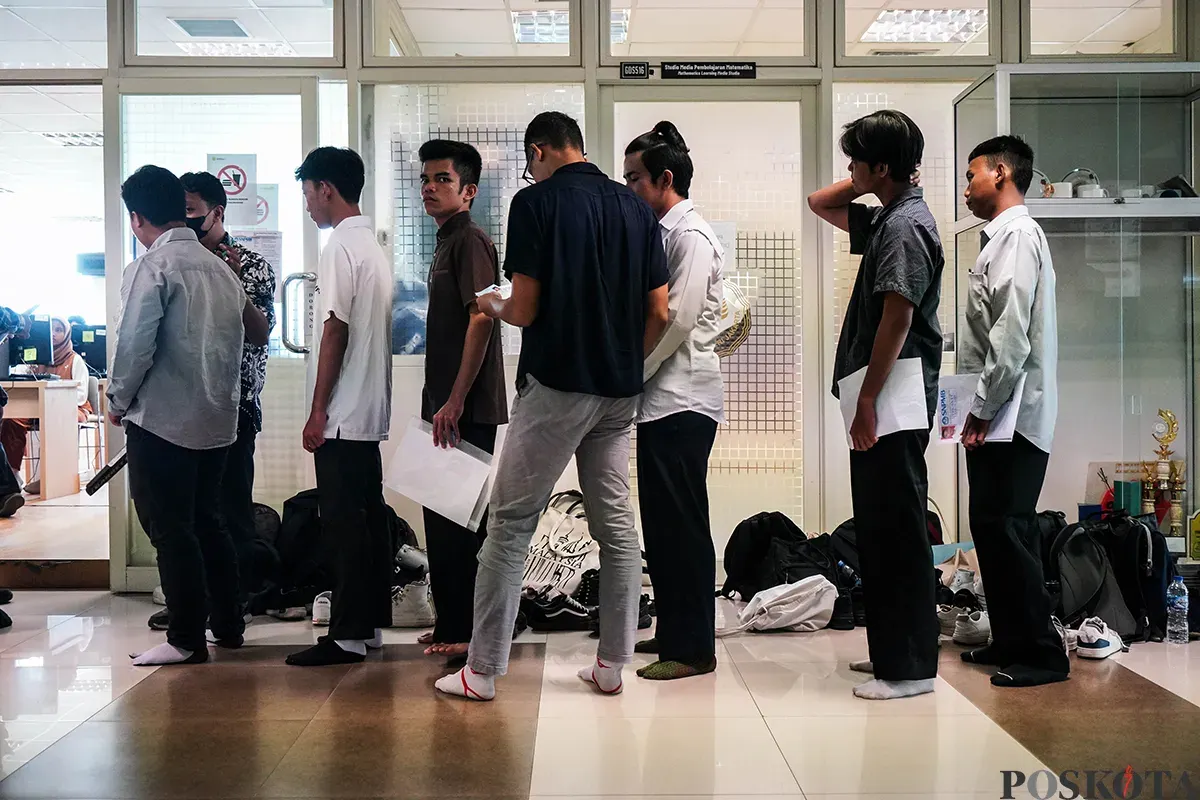 Peserta mengikuti Ujian Tulis Berbasis Komputer-Seleksi Nasional Berdasarkan Tes (UTBK-SNBT) di Universitas Negeri Jakarta, Rawamangun, Jakarta Timur, Kamis, 24 April 2025. (Sumber: Poskota/Bilal Nugraha Ginanjar)